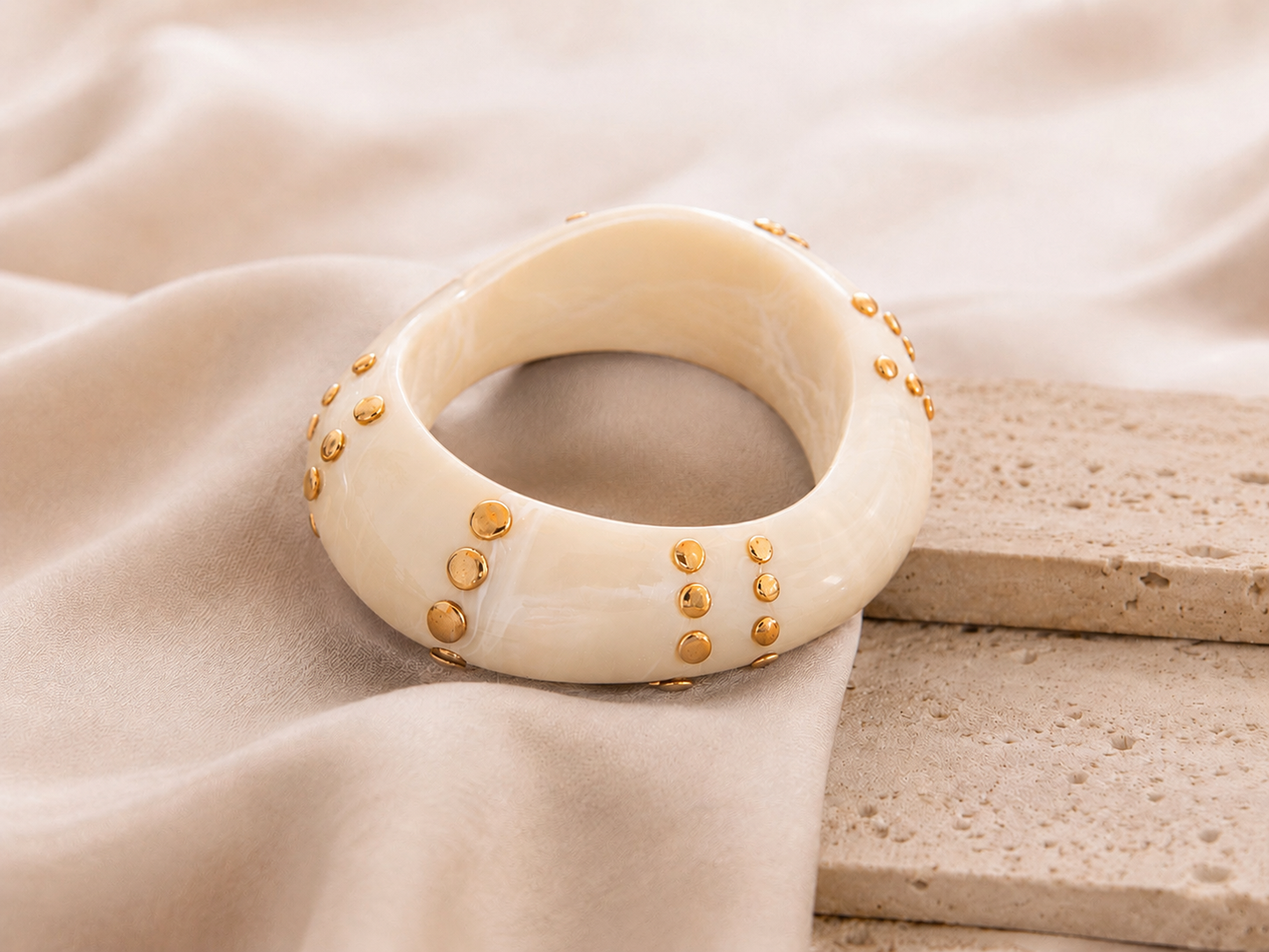 Armreif Asymmetrisch mit goldenen Nieten
