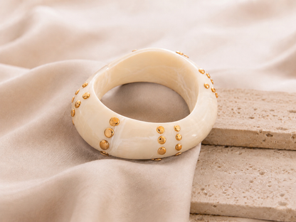 Armreif Asymmetrisch mit goldenen Nieten