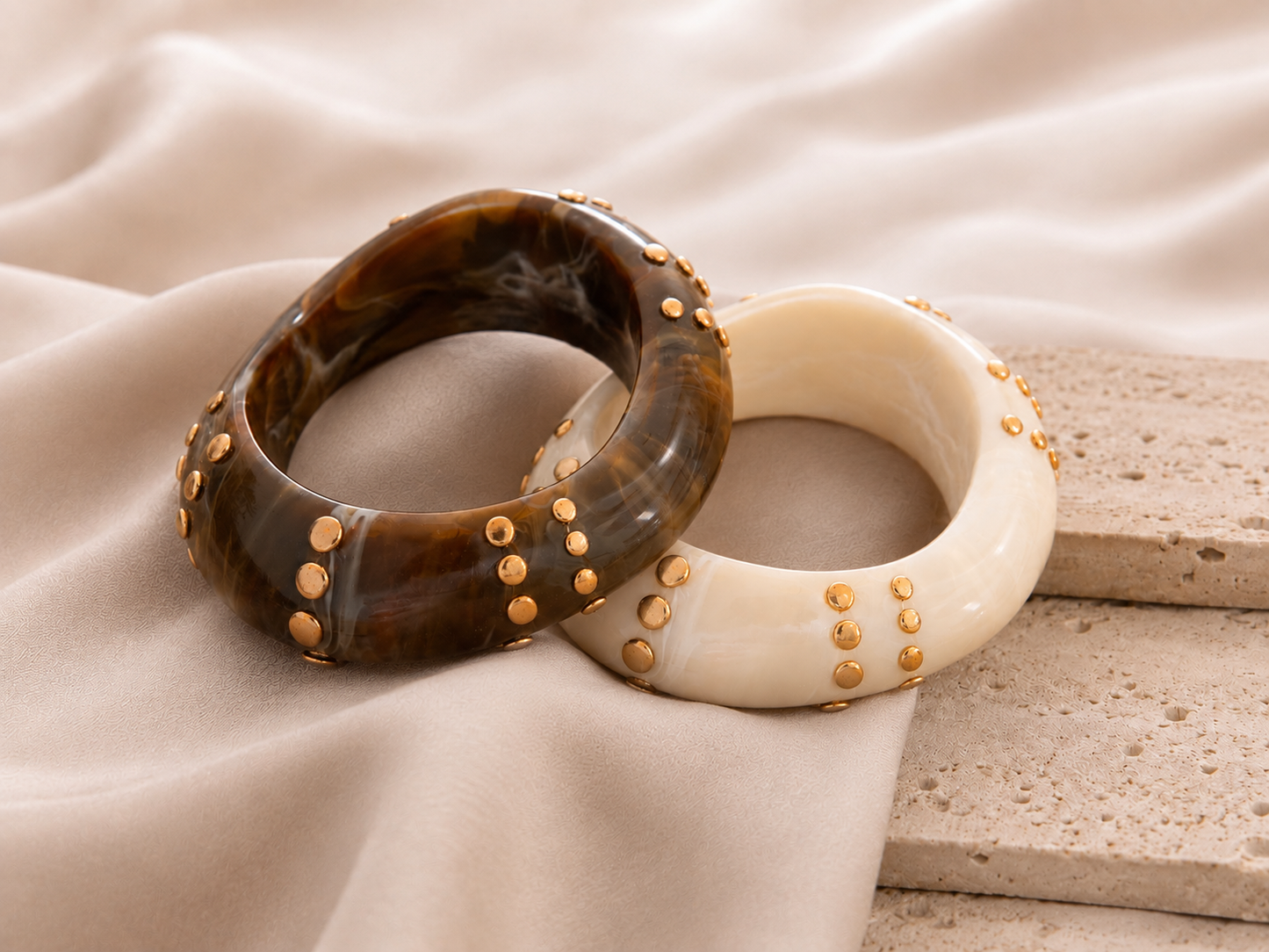 Armreif Asymmetrisch mit goldenen Nieten