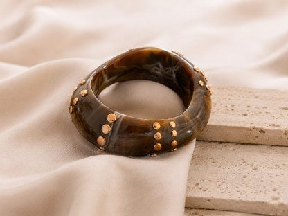 Armreif Asymmetrisch mit goldenen Nieten