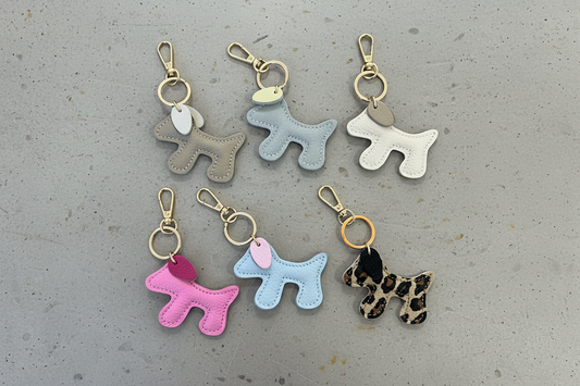 Alle Schlüsselanhänger vor grauer Betonwand