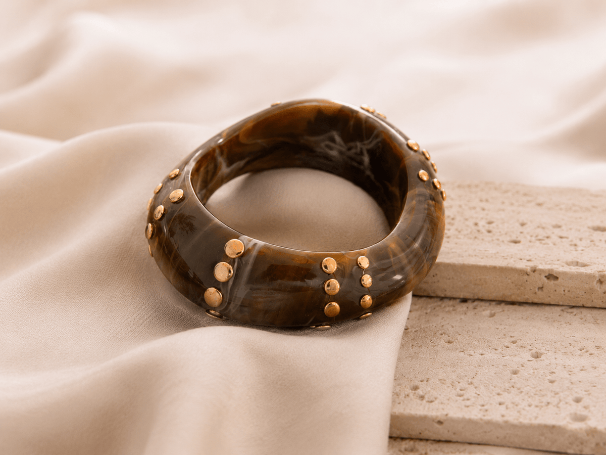 Armreif Asymmetrisch mit goldenen Nieten - same concept
