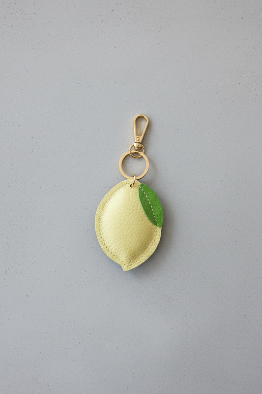 Lemon Keychain vor grauer Betonwand